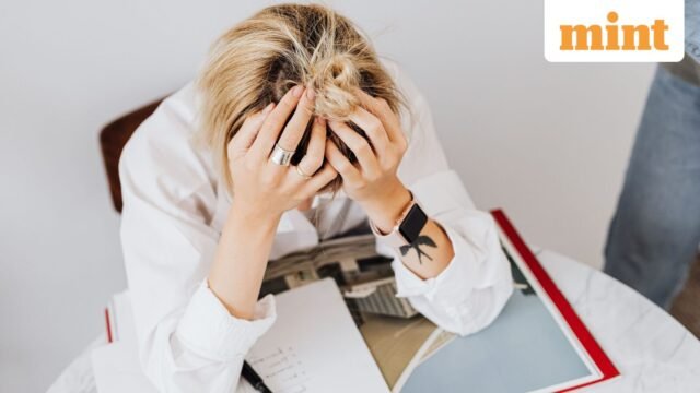 Một nhà thiết kế người Mỹ đi từ ly hôn,