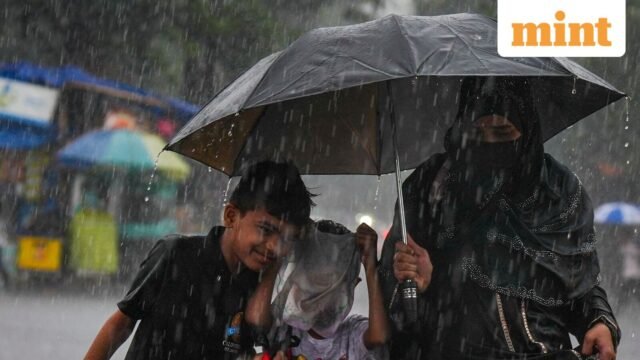 Mưa tràn vào Mumbai, IMD đưa ra cảnh báo màu