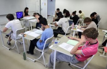 Nắng nóng: Các trường trung học thi tú tài tiếng Pháp ở bãi đậu xe ngầm của cơ sở