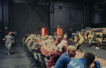 Ở Bobigny, hàng chục cư dân đã liên kết với “Chez Samy”, tác phẩm mới của Claire Lasne Darcueil