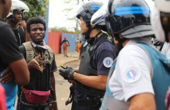 Ở Mayotte, “dân số da đen liên tục bị kiểm soát”, Daniel Gros, đại diện LDH trên đảo tố cáo.
