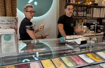 Ở Strasbourg, kem Toscani làm tan chảy khách hàng