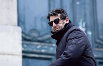 Patrick Bruel bị cảnh sát giam giữ: vượt ra ngoài mục tin tức để tiết lộ một phương thức hoạt động lặp đi lặp lại, trong đó sự nổi tiếng đóng vai trò là lá chắn
