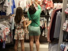 Pháp phá kỷ lục về số lượng quần áo mới được mua