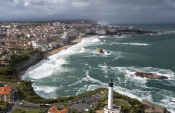 Pyrénées-Atlantiques. Một phần vách đá sụp đổ gần bãi biển ở Biarritz, hai thợ lặn bị truy nã