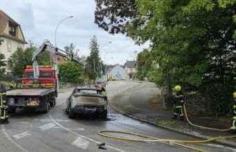 Saverne. Một chiếc ô tô điện bốc cháy ngay lối vào đèo