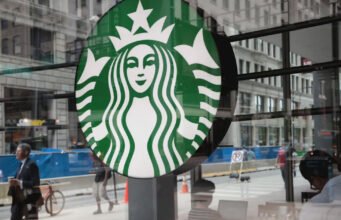 Starbucks phản ứng sau sự phản đối kịch liệt của quảng cáo