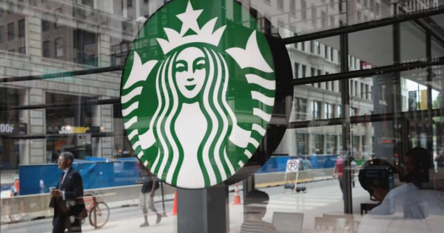 Starbucks phản ứng sau sự phản đối kịch liệt của