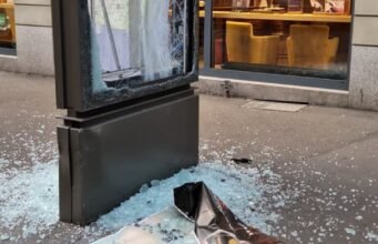 Strasbourg. Khoảng ba mươi thanh niên hưởng ứng lời kêu gọi trên mạng xã hội đập phá đồ đạc đường phố