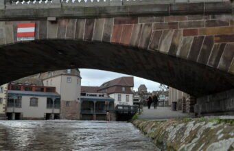 Strasbourg. Lính cứu hỏa giải cứu người đàn ông nhảy từ trên cầu xuống