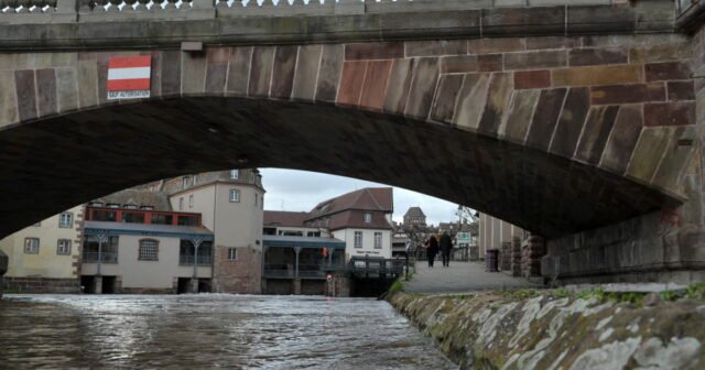 Strasbourg. Lính cứu hỏa giải cứu người đàn ông nhảy