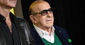 Sự biến mất. Nhà sản xuất Clive Davis, người nổi tiếng đã phát hiện ra Whitney Houston, đã qua đời ở tuổi 94