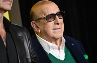 Sự biến mất. Nhà sản xuất Clive Davis, người nổi tiếng đã phát hiện ra Whitney Houston, đã qua đời ở tuổi 94
