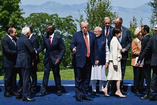 Tại G7 ở Evian, Donald Trump trình diễn màn trình