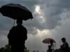 Thời tiết Delhi hôm nay: IMD đưa ra cảnh báo đỏ về giông bão, lượng mưa khi bão bụi tấn công thủ đô quốc gia