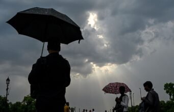 Thời tiết Delhi hôm nay: IMD đưa ra cảnh báo đỏ về giông bão, lượng mưa khi bão bụi tấn công thủ đô quốc gia