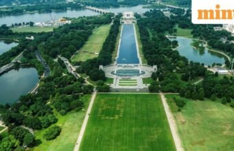 Thông điệp bí ẩn “8647” xuất hiện trên bãi cỏ National Mall trước ngày sinh nhật của Donald Trump.