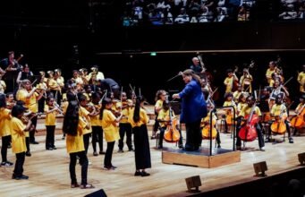 “Tìm vị trí của bạn trong dàn nhạc và trong cuộc sống”: tại Paris Philharmonic, hệ thống xã hội và âm nhạc Démos đặt trẻ em làm trung tâm