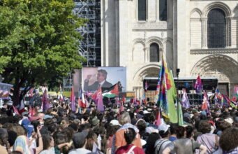 Tổng thống năm 2027: tại cuộc họp ở Saint-Denis, Mélenchon tuyên bố thể hiện cuộc bỏ phiếu hữu ích chống lại RN