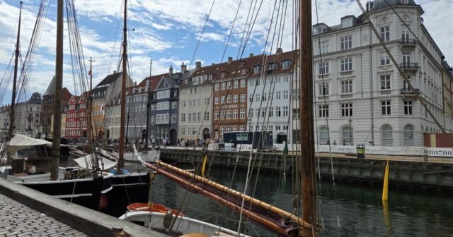 Trình chiếu. Độc giả du lịch ở Copenhagen đầy nắng