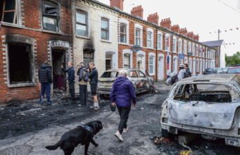 “Trục xuất hàng loạt NGAY BÂY GIỜ!” »: ở Belfast phe cực hữu muốn khai thác vở kịch