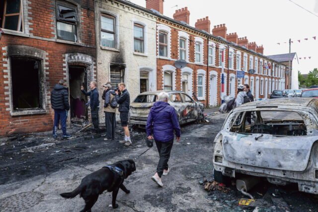 “Trục xuất hàng loạt NGAY BÂY GIỜ!” »: ở Belfast