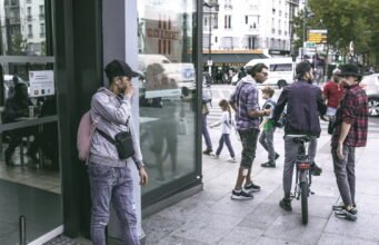 Từ Barbès đến Porte de Clignancourt, niềm hy vọng tan vỡ của những người bán thuốc lá Algeria