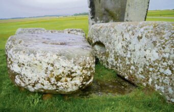 Từ phía bắc Scotland đến đồng bằng Salisbury: bí ẩn về nguồn gốc của hòn đá trung tâm Stonehenge cuối cùng đã được giải đáp