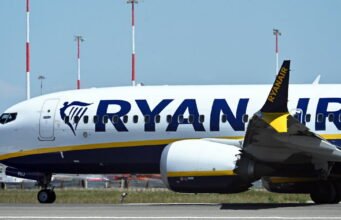 Vận tải. ‘Bất đắc dĩ’ Ryanair sẽ không thu phí cha mẹ muốn ngồi cạnh con mình nữa