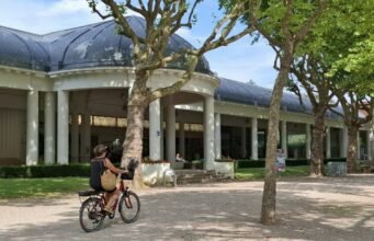 Vosges. Không tránh khỏi cái nóng, công viên nước nóng vẫn là nơi trong lành đặc quyền của Vittellois
