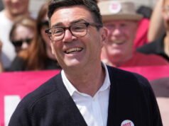 Vương quốc Anh. Đảng Lao động Andy Burnham được bầu làm nghị sĩ với thành tích bay bổng, vào vị trí kế nhiệm Keir Starmer