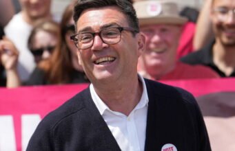 Vương quốc Anh. Đảng Lao động Andy Burnham được bầu làm nghị sĩ với thành tích bay bổng, vào vị trí kế nhiệm Keir Starmer