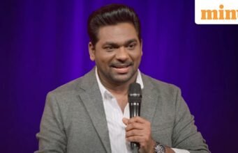 Zakir Khan nhớ lại cuộc chạm trán phân biệt chủng tộc trên máy bay hạng nhất trong clip được chiếu lại