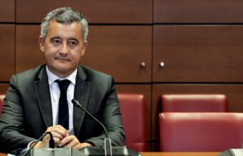 tại sao Gérald Darmanin không nộp đơn từ chức
