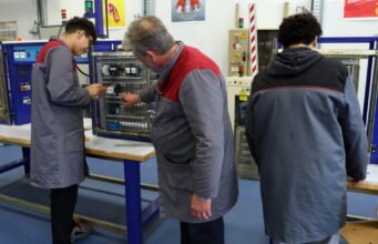 tại trường trung học Stoessel, một nền tảng kỹ thuật tiên tiến