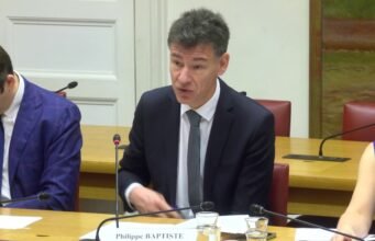 “Chính phủ này sẽ không tăng phí đăng ký,” Philippe Baptiste đảm bảo