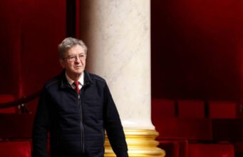 Jean-Luc Mélenchon giành lại quyền lãnh đạo cánh tả nhưng vẫn bị toàn thể người dân Pháp từ chối