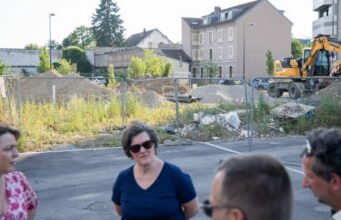 Mulhouse. Tòa nhà mới đang xây phía sau tháp Elithis, cư dân kênh đào vỡ mộng