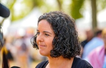 Manon Aubry có liên quan đến Martine Aubry không?