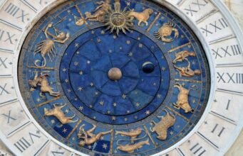 Tình yêu, sự nghiệp, những nghi ngờ: tại sao Astralis Clairvoyance của hãng điện thoại lại hấp dẫn người Pháp
