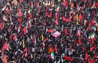 Đám đông khổng lồ đổ về Tehran để dự lễ tang của Khamenei
