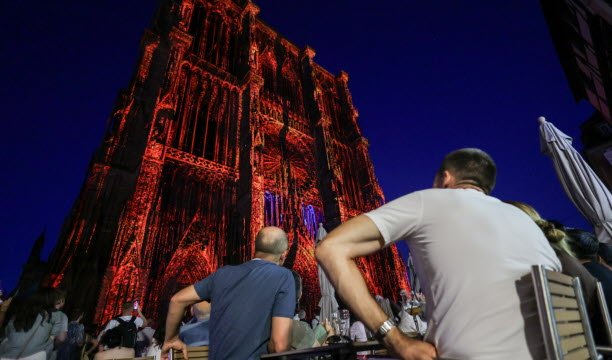Trên sân thượng của Quảng trường Nhà thờ nơi phát sóng các trận đấu World Cup, người hâm mộ bóng đá nghỉ ngơi để tận hưởng âm thanh và ánh sáng. Ảnh Thomas Toussaint-Antal