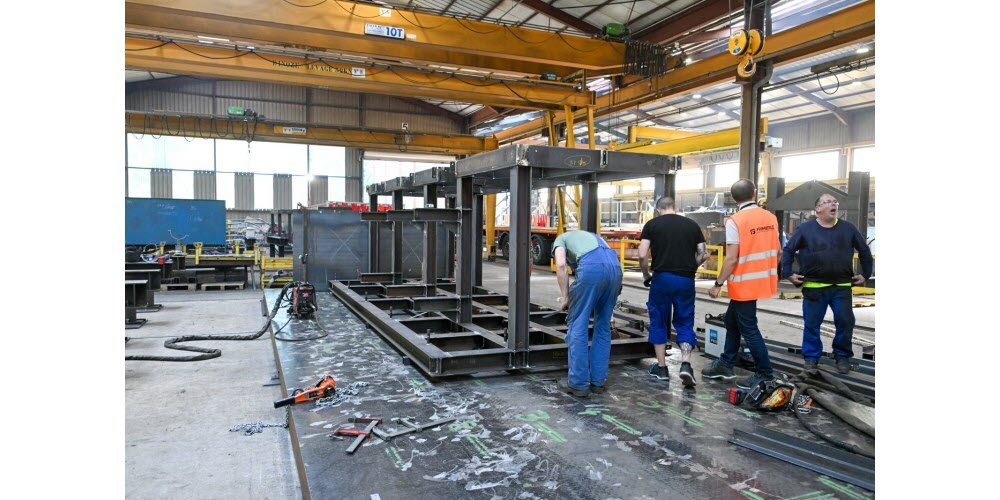 Một số sản phẩm được tưởng tượng và sản xuất tại Dinozé nhằm mục đích xuất khẩu, giống như những công trình kiến ​​trúc này sẽ được chuyển đến Argentina. Ảnh Philippe Briqueleur