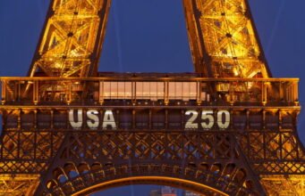 Paris. Anh ấy leo lên tháp Eiffel… để treo cờ Mỹ ở đó