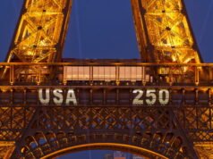 Paris. Anh ấy leo lên tháp Eiffel… để treo cờ Mỹ ở đó