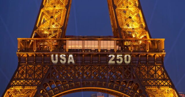 Paris. Anh ấy leo lên tháp Eiffel... để treo cờ