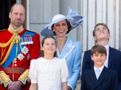 Kate Middleton được bao quanh bởi ba đứa con của cô: George, Charlotte và Louis chăm sóc công chúa sau kỳ tích thể thao