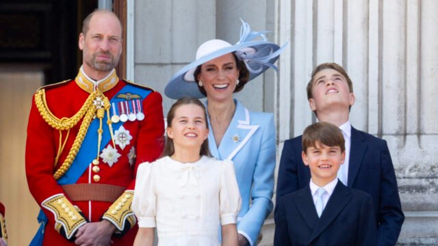 Kate Middleton được bao quanh bởi ba đứa con của