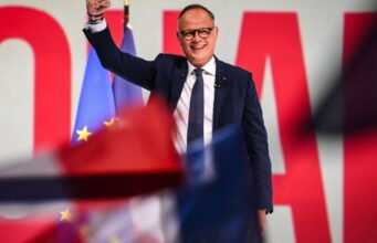 Cuộc bầu cử tổng thống năm 2026. Édouard Philippe phát động chiến dịch của mình trong một cuộc họp lớn để “tin tưởng vào chúng tôi”