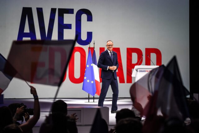 trong lần gặp đầu tiên, Edouard Philippe đóng vai người